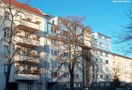 Dvoupatrová střešní nástavba na čtyřpatrovém bytovém domě, Berlín